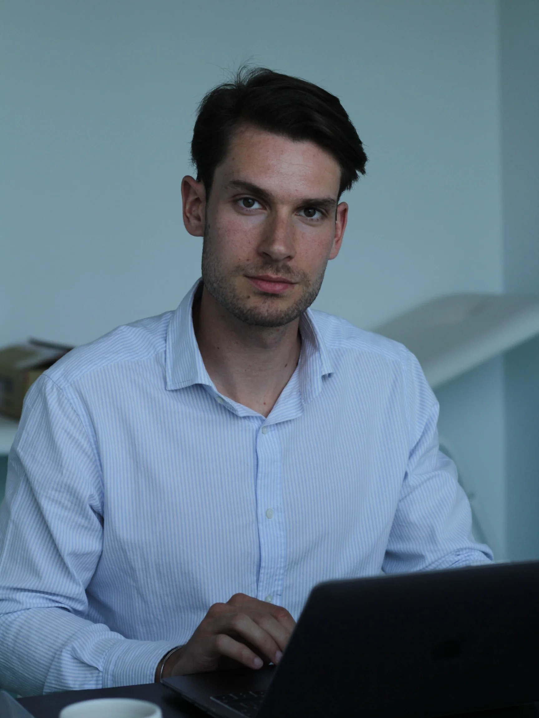 Fotografía de Álvaro trabajando en la clínica
