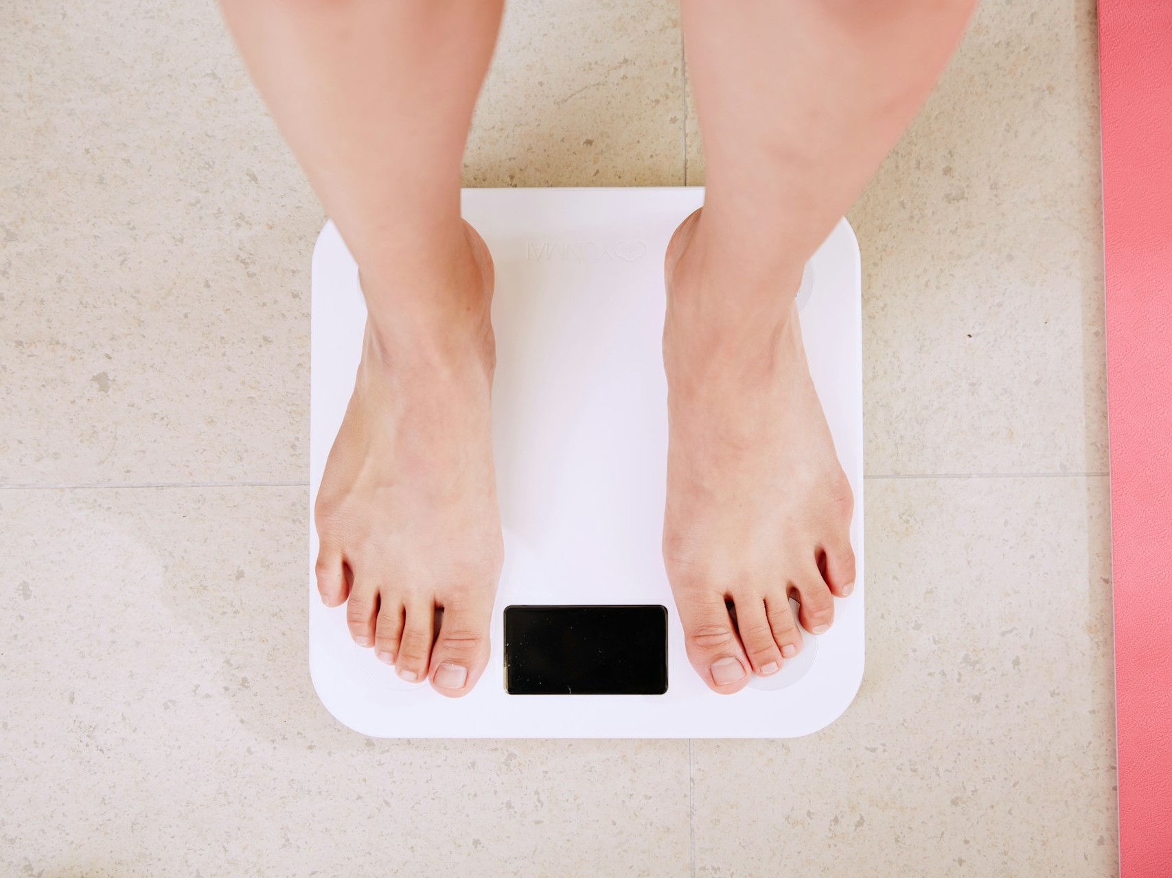Mujer pesándose en una báscula